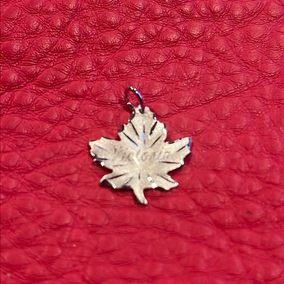 Victoria BC Canada sterling silver etched maple leaf necklace charm pendant - Picture 1 of 2